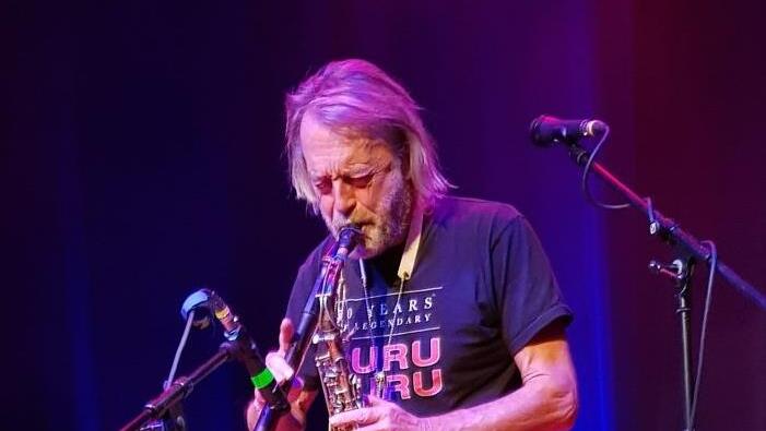 Roland Schäffer mit zwei Blasinstrumenten. Die Nadaswaram gehört zum unverkennbaren 70er-Sound.