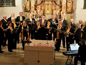 Der Gesangverein "Cäcilia" Wiesenthau unter Leitung ihres Dirigenten Otto Wicht Foto: Franz Galster