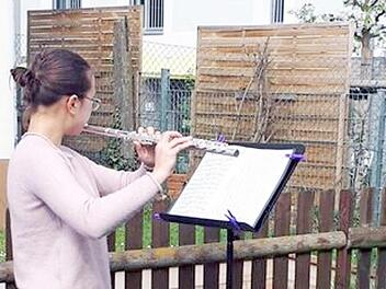 Die 15-jährige Hanna Persin erfreut mit ihrem Flötenkonzert ihre Nachbarn. Foto: privat