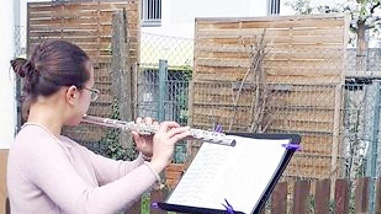 Die 15-jährige Hanna Persin erfreut mit ihrem Flötenkonzert ihre Nachbarn. Foto: privat
