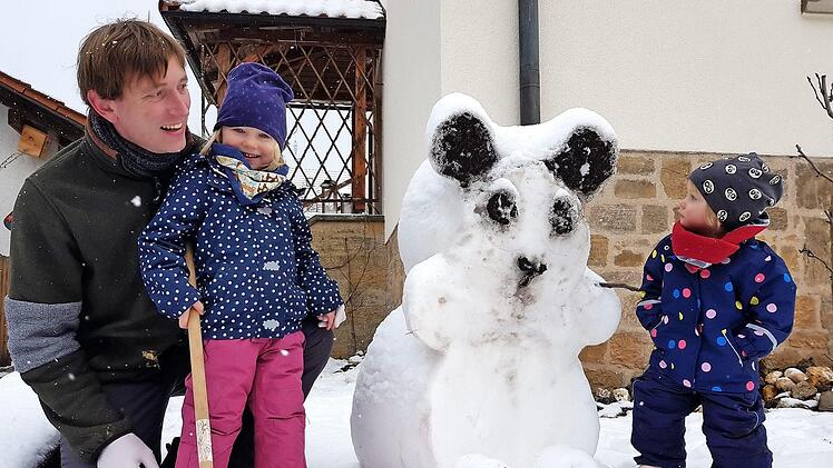 Gemeinsam mit Papa Daniel haben Klara (3) und Rosa (eineinhalb Jahre alt) den Pandabären aus Schnee in der Georg-Schäfer-Siedlung gebaut.