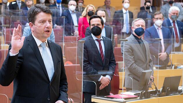 Sandro Kirchner (CSU), neuer Staatssekret&auml;r im bayerischen Innenministerium, legt bei der Vereidigung im bayerischen Landtag seinen Eid ab.