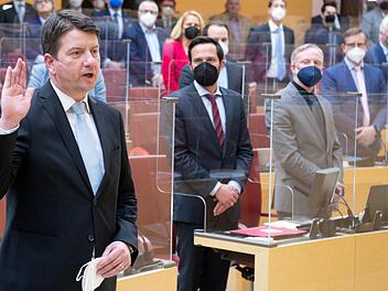 Sandro Kirchner (CSU), neuer Staatssekretär im bayerischen Innenministerium, legt bei der Vereidigung im bayerischen Landtag seinen Eid ab.