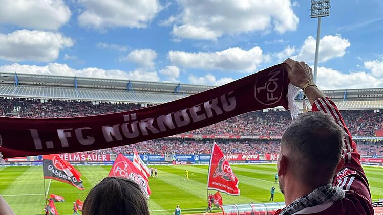 Nürnberg: Wünschewagen erfüllt FCN-Fan letzten Wunsch - und feiert danach spontan auf Volksfest