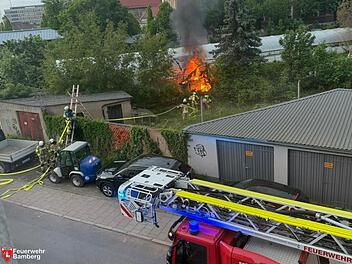 Brand in Bamberger G&auml;rtnerstadt: Gew&auml;chshaus steht in Flammen
