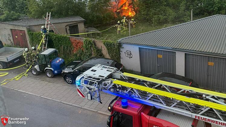 Brand in Bamberger G&auml;rtnerstadt: Gew&auml;chshaus steht in Flammen
