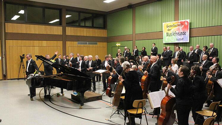 Das Orchester der "Musikfreunde Neustadt" beim Schlussapplaus.