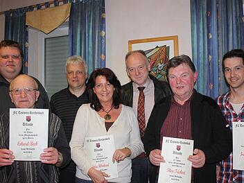 rhard Beck, Sabine Hillenbrand, Theo Tüchert und Frank Schmitt (vorne .v.) wurden von Andreas Trägner, Klaus Katzenberger und Helmut Blank ( hinten von links) geehrt. Foto: privat