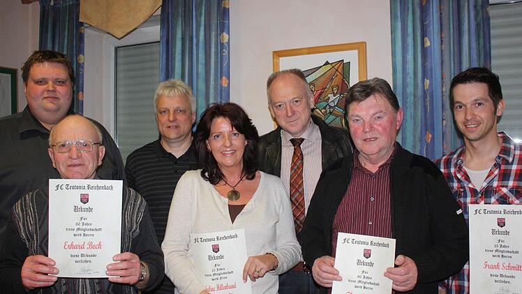 rhard Beck, Sabine Hillenbrand, Theo Tüchert und Frank Schmitt (vorne .v.) wurden von Andreas Trägner, Klaus Katzenberger und Helmut Blank ( hinten von links) geehrt. Foto: privat