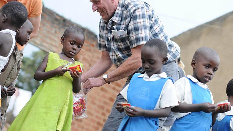 Müller verteilt Süßigkeiten aus Adelsdorf. Foto: Stefan Reinmann