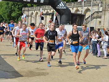 Am Schlossplatz starteten die Staffeln. Foto: Ronald Rinklef