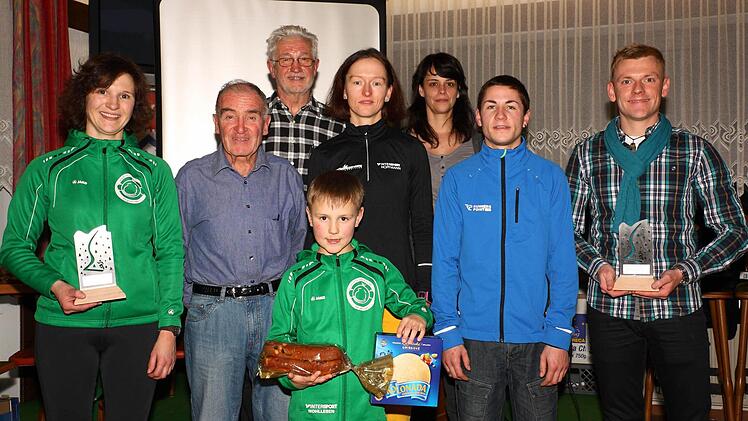 Glückliche Gesichter bei der Siegerehrung (von links): Bergkönigin Nina Hofmann Reh, Alfred Zach (ältester Teilnehmer), Organisationsleiter Heinrich Grebner, Elias Reh (mit zehn Jahren jüngster Teilnehmer), Ulrike Schwalbe (schnellste Dame), Turnverein-Vorsitzende Manuela Trebeck, Gesamtsieger Kevin Karrer und Bergmeister Florian Düll. Foto: Stefan Lutter