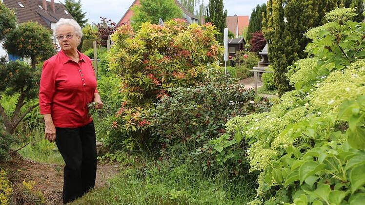 Die Traumgarten AG zu Besuch im Heidegarten von Annemarie und Manfred Heidenreich in Melkendorf. Foto: Barbara Herbst