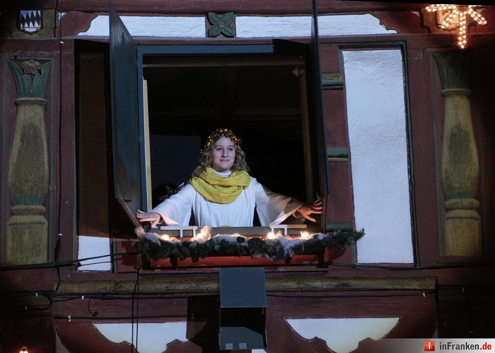 Das erste Fenster des Forchheimer Adventskalenders wurde von Weihnachtsengel Petra geöffnet.