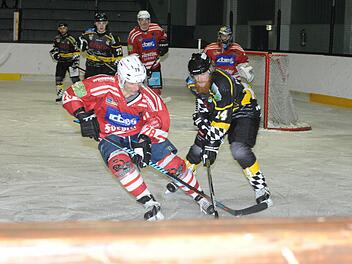 Sich und sein Arbeitsgerät im Griff hat Mikhail Nemirovsky (links) in dieser Szene. Dann ließ sich der Spielertrainer der Kissinger Wölfe vom Amberger Andy Hampl (rechts), der vergangene Saison noch an der Saale spielte, zu einer Provokation hinreißen, die neben dem Eis eine unrühmliche Fortsetzung fand. Foto: Hopf