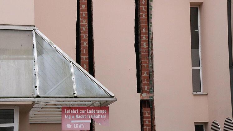 Noch sind nicht alle Hinweise auf das ehemalige Modehaus verschwunden. Foto: Simone Bastian