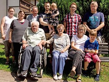 Auf dem Bild links hinten: Tochter Angelika und Elvira, der Seniorenbeauftragte Walter Mackert. Rechts hinten Sohn Joachim, vorne der Jubilar mit Ehefrau sowie Enkel und Urenkel Foto: Hartmut Klamm