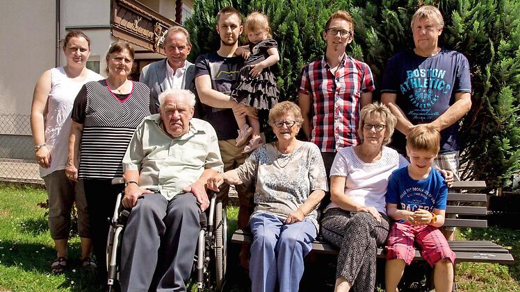 Auf dem Bild links hinten: Tochter Angelika und Elvira, der Seniorenbeauftragte Walter Mackert. Rechts hinten Sohn Joachim, vorne der Jubilar mit Ehefrau sowie Enkel und Urenkel Foto: Hartmut Klamm