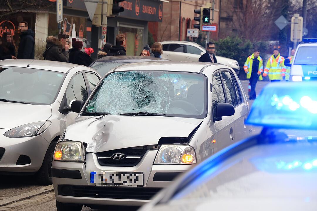14-Jähriger in Nürnberg von Auto erfasst - Junge schwebt in Lebensgefahr