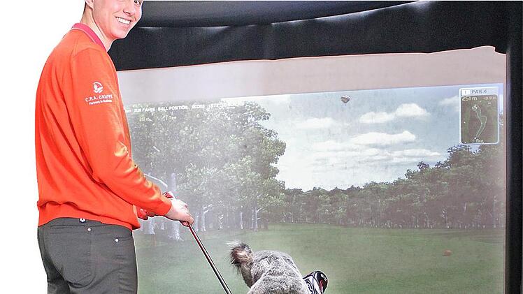 Niklas Greiner (rechts) trainiert mit seiner eigenen Ausrüstung am Golfsimulator, die Schläge analysiert er zusammen mit Tour-Green-Inhaber Bodo Korczynski (oben links). Herzstück des Simulators ist das Messgerät (unten links).