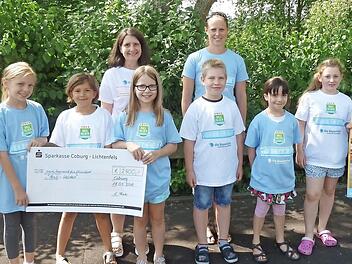 Die Coburger Schüler freuen sich, eine so hohe Spende für ihre Partner-Schulkameraden in Nepal und für andere hilfebedürftige Institutionen gesammelt zu haben.  Foto: Susanne Thaler
