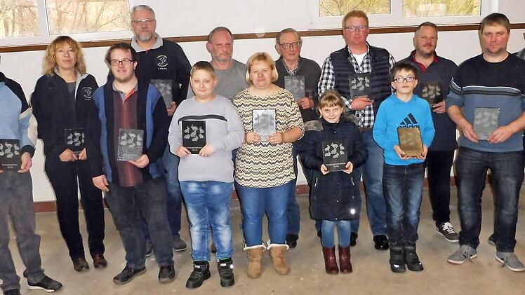 Geehrt wurden bei den Rassekaninchenzüchtern des Kreisverbandes Kronach die Kreismeister der Senioren und der Jugend. Im Bild (von links): Heinz Gärtlein, Vera Welscher, André Schmidt, Stefan Welscher, Lukas Grosser, Gerald Grosser, Bianka Grosser, Gerhard Mannser, Elly Büttner, Markus Appel, Julian Beetz, Ingo Wietasch, Frank Steschulat und Heinz Beetz. Foto: Dieter Wolf