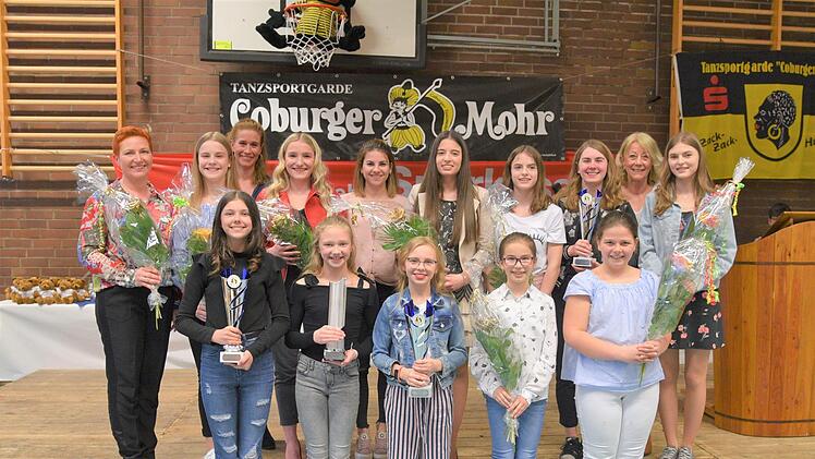Ob für das Strahlen oder für die Technik: Bei der Dankeschönparty der Tanzsportgarde  "Coburger Mohr" gab wieder Pokale und Rosen für besondere Leistungen. Foto: Gabi Arnold