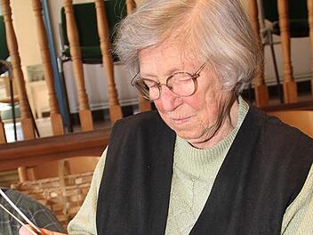 Mit einem Spalter teilt Ilse Schardt die geschälte Weide in drei gleichmäßige Schienen.  Fotos: Gerda Völk