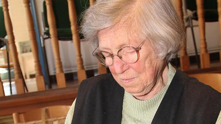 Mit einem Spalter teilt Ilse Schardt die geschälte Weide in drei gleichmäßige Schienen.  Fotos: Gerda Völk