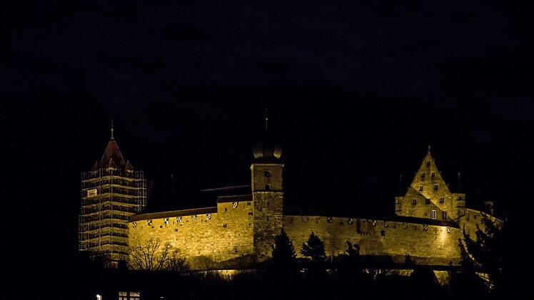 Eingerüstet: Blick auf den Roten Turm der Veste Coburg bei Nacht.Jochen Berger