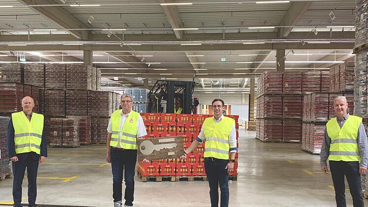 Schlüsselübergabe des Generalunternehmers Markgraf an den Bauherren Coca-Cola, von links: Stefan Paulus, Bürgermeister der Gemeinde Knetzgau; Wolfgang Reißmann, Projektleiter Markgraf; Michael Pfaff, Projektleiter Coca-Cola; Volker Wielsch, Betriebsleiter Coca-Cola in Knetzgau.