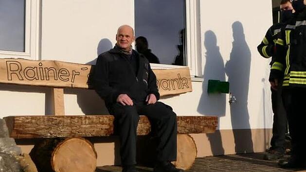 Die Freiwillige Feuerwehr Stadt Bad Kissingen verabschiedete ihren Ger&auml;tewart Rainer Schmitt in den Ruhestand und &uuml;berraschte ihn mit einer pers&ouml;nlichen Ruhebank. Foto: Feuerwehr Stadt Bad Kissingen