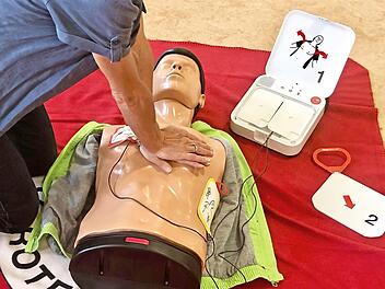Defibrillatoren können Leben retten. Doch was, wenn die Batterie schwach oder die Klebeelektroden ausgetrocknet sind? Dann kommt das Unternehmen CardiLink ins Spiel.  Foto: FT-Archiv