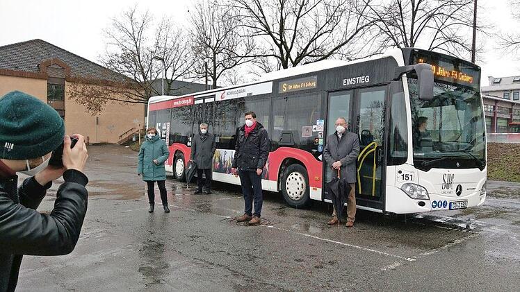 SÜC-Bus 151 stand am Donnerstag im Regen und im Mittelpunkt des Medieninteresses: Er weist ein Jahr lang darauf hin, dass es seit 50 Jahren eine Fachhochschule beziehungsweise Hochschule für angewandte Wissenschaft in Coburg gibt. Präsentiert wurde der Bus von Hochschulpräsidentin Christiane Fritze, SÜC-Geschäftsführer Wilhelm Austen, Oberbürgermeister Dominik Sauerteig und Verkehrsbetriebs-Chef Raimund Angermüller (von links).