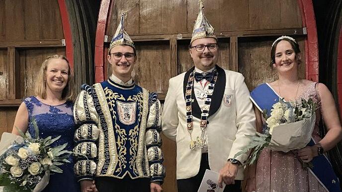 Das Prinzenpaar Sophie und Joshua (v. l.) dankte nach drei Jahren ab. Vize-Präsident und frisch gebackener Till-Träger, Sebastian Kröckel (M.) rief Marina I. zur neuen Regentin der HaKaGe aus.