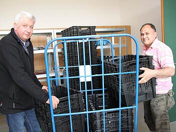 Pedzet Aziri (rechts) hilft Hermann Fella beim Stapeln der Kisten für die Essensausgabe. Zweimal pro Woche wird das Heim von einem Caterer aus Nürnberg beliefert, der die von den Bewohnern bestellten Sachen in die Gemeinschaftsunterkunft bringt.  Fotos: Markus Reeh