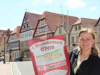 Helen Zwinkmann zeigt das Plakat für den Mittelaltermarkt. Den Entwurf, der im Kunstunterricht der zehnten Klassen entstand und von einer Jury ausgewählt wurde, hat die Gymnasiastin Sophie Will geliefert.Foto: Eckehard Kiesewetter