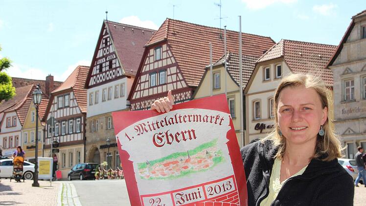 Helen Zwinkmann zeigt das Plakat für den Mittelaltermarkt. Den Entwurf, der im Kunstunterricht der zehnten Klassen entstand und von einer Jury ausgewählt wurde, hat die Gymnasiastin Sophie Will geliefert.Foto: Eckehard Kiesewetter