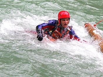 Matthias Benkert aus Haßfurt ist einer von nur zwei Ausbildern zum Fließwasserretter in Unterfranken. Sie kommen zur Menschenrettung in strömenden oder Hochwasser führenden Gewässern zum Einsatz. Hier demonstriert er die Überquerung eines Hindernisses bei starker Strömung.