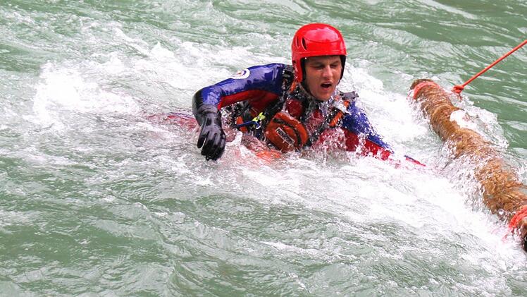 Matthias Benkert aus Haßfurt ist einer von nur zwei Ausbildern zum Fließwasserretter in Unterfranken. Sie kommen zur Menschenrettung in strömenden oder Hochwasser führenden Gewässern zum Einsatz. Hier demonstriert er die Überquerung eines Hindernisses bei starker Strömung.