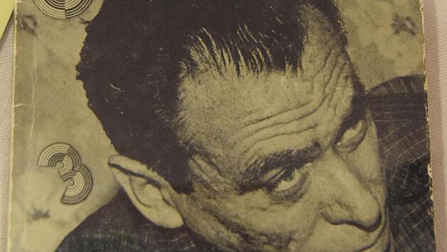 So sah Charles Bukowski in mittleren Jahren aus. Sein Portr&auml;t zierte bezeichnenderweise ein Literaturmagazin mit dem Titel "Der Au&szlig;enseiter". Fotos: Rudolf G&ouml;rtler