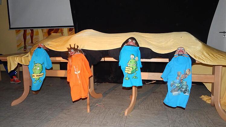 Schön imitiert: die drei Monster und ihr Rentier.