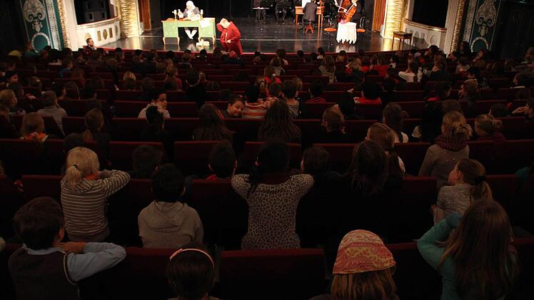 Dutzende Grunschüler belagerten das Kurtheater, um die "Kakaokantate" zu hören. Foto: Carmen Schmitt