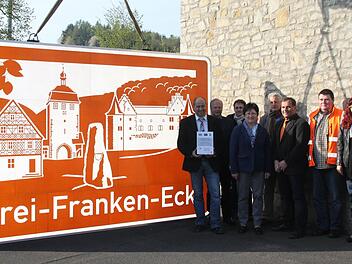 Freuen sich über die neuen touristischen Unterrichtungstafeln: von links Johannes Krapp, Bürgermeister der Stadt Schlüsselfeld, Ekkehard Eisenhut, Leader-Manager vom Amt für Ernährung, Landwirtschaft und Forsten in Uffenheim, Matthias Bauer, Sachbereichsleiter Betriebsdienst von der Autobahndirektion Nordbayern - Dienststelle Würzburg, Annemarie Mauer, Zweite Bürgermeisterin des Marktes Geiselwind, Oliver Hug, Werbeberatung & Design aus Scheinfeld, Armin Luther, Bürgermeister des Marktes Burg...