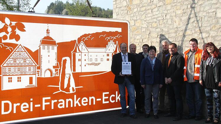 Freuen sich über die neuen touristischen Unterrichtungstafeln: von links Johannes Krapp, Bürgermeister der Stadt Schlüsselfeld, Ekkehard Eisenhut, Leader-Manager vom Amt für Ernährung, Landwirtschaft und Forsten in Uffenheim, Matthias Bauer, Sachbereichsleiter Betriebsdienst von der Autobahndirektion Nordbayern - Dienststelle Würzburg, Annemarie Mauer, Zweite Bürgermeisterin des Marktes Geiselwind, Oliver Hug, Werbeberatung & Design aus Scheinfeld, Armin Luther, Bürgermeister des Marktes Burg...