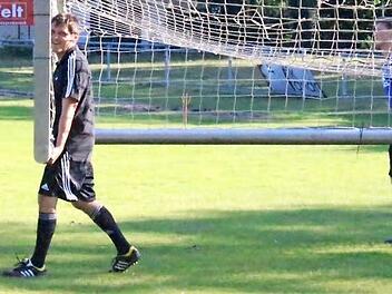 Vor Saisonbeginn war Michael Hutzler noch gut gelaunt. Nach nur drei Siegen in der Hinrunde - einer könnte heute in Feucht dazu kommen - hat der 46-Jährige schon schwerer zu tragen.  Fotos: Daniel Ruppert