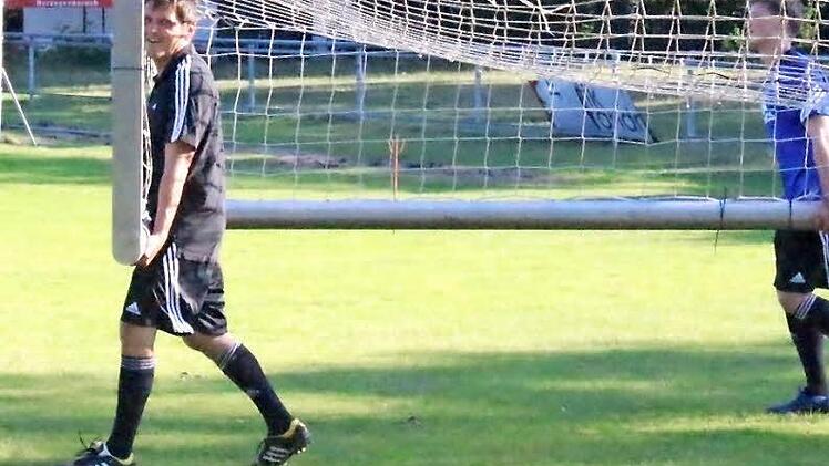 Vor Saisonbeginn war Michael Hutzler noch gut gelaunt. Nach nur drei Siegen in der Hinrunde - einer könnte heute in Feucht dazu kommen - hat der 46-Jährige schon schwerer zu tragen.  Fotos: Daniel Ruppert