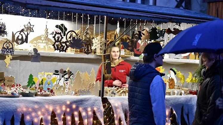 An den Ständen wurden viele weihnachtliche Basteleien angeboten.