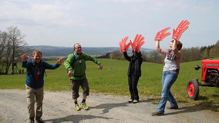 Am Aufstieg zum Patersberg wurden die Wanderer vom Organisationsteam begrüßt.