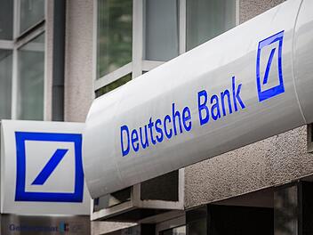 Kunden der Deustchen Bank k&ouml;nnen bald mit ihrem Smartphone an Kassen bezahlen. Symbolbild: dpa/Frank Rumpenhorst